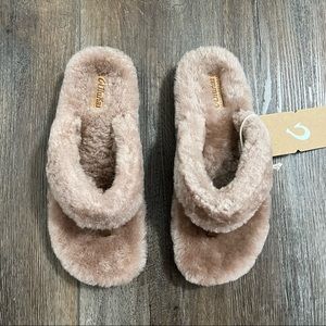 NWT OluKai Kipe’a Heu Fuzzy Slipper Sandals Size 8